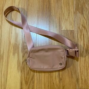 Lululemon everywhere belt bag 1L 🍓